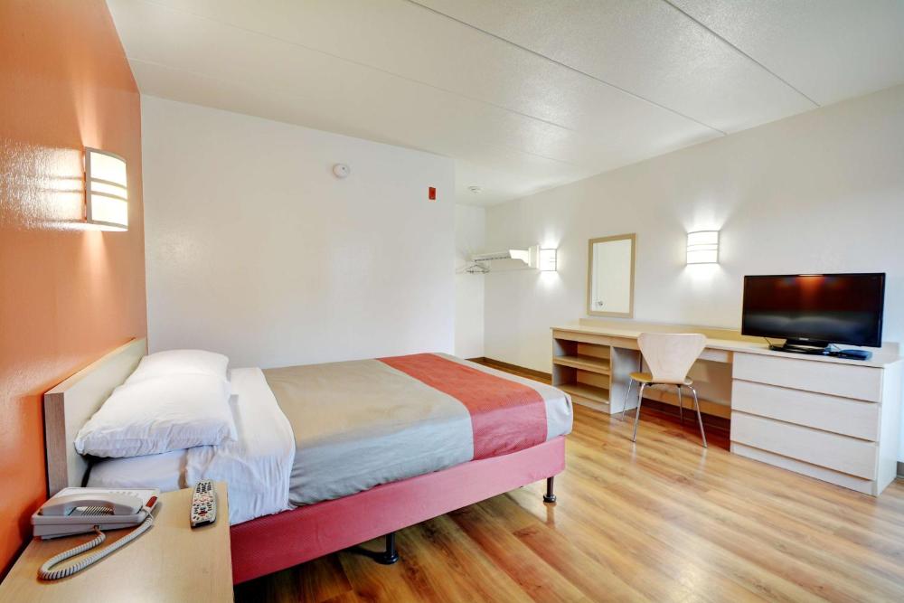 Deluxe Queen Room - Non-Smoking interior